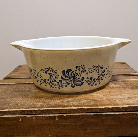 Vintage PYREX Homestead Pattern Casserole Dish | Blue and Tan 475-B 2.5 litres - Picture 5 of 9
